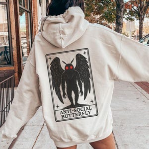 Lustiger Mottenmann Hoodie, antisozialer Schmetterling Kapuzen-Sweatshirt, introvertiertes Shirt für Cryptid Liebhaber, Kryptozoologie Backprint, Cryptidcore Geschenk