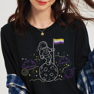Icke-binär Pride Astronaut T-shirt, rolig Enby Space Outfit