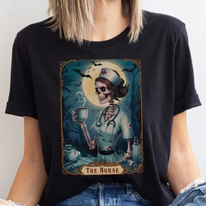 Krankenschwester Tarot Karten-Shirt, gotisches Halloween-Skelett T-Shirt, Kaffee-Liebhaber-Krankenschwester-Geschenk, mystische Whimsigoth Ästhetik, gruseliges Frauen-T-Shirt Geschenk
