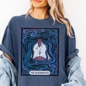 Lesben Tarot Karte Comfort Farben Shirt, Vintage Sapphic Pride Tshirt, Und sie waren Mitbewohner, Jugendstil LGBT Geschenk für Lesbische Freundin