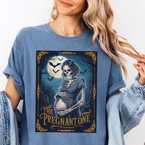 Camiseta con anuncio de embarazo de esqueleto, camiseta de revelación de embarazo de temporada espeluznante, camiseta con carta del tarot para futuras mamás, divertido regalo de maternidad de Halloween