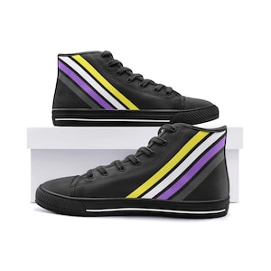 Peut inclure: Baskets montantes en toile noire avec un motif de rayures blanches, jaunes, violettes et grises sur le côté.