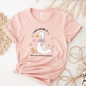 Puede incluir: Una camiseta rosa con una ilustraci&oacute;n de dibujos animados de un pato llorando con el texto "Lo manejar&eacute; despu&eacute;s de mi crisis emocional".