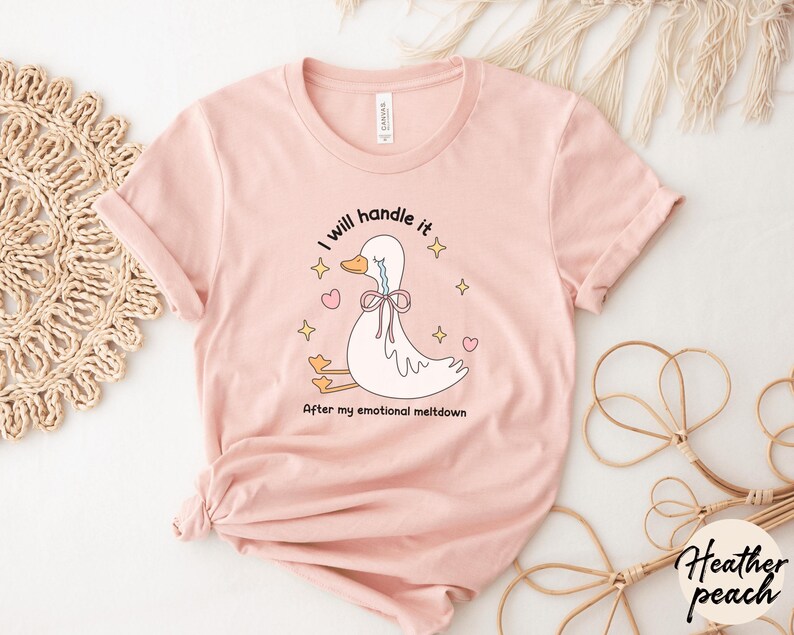Puede incluir: Una camiseta rosa con una ilustraci&oacute;n de dibujos animados de un pato llorando con el texto "Lo manejar&eacute; despu&eacute;s de mi crisis emocional".