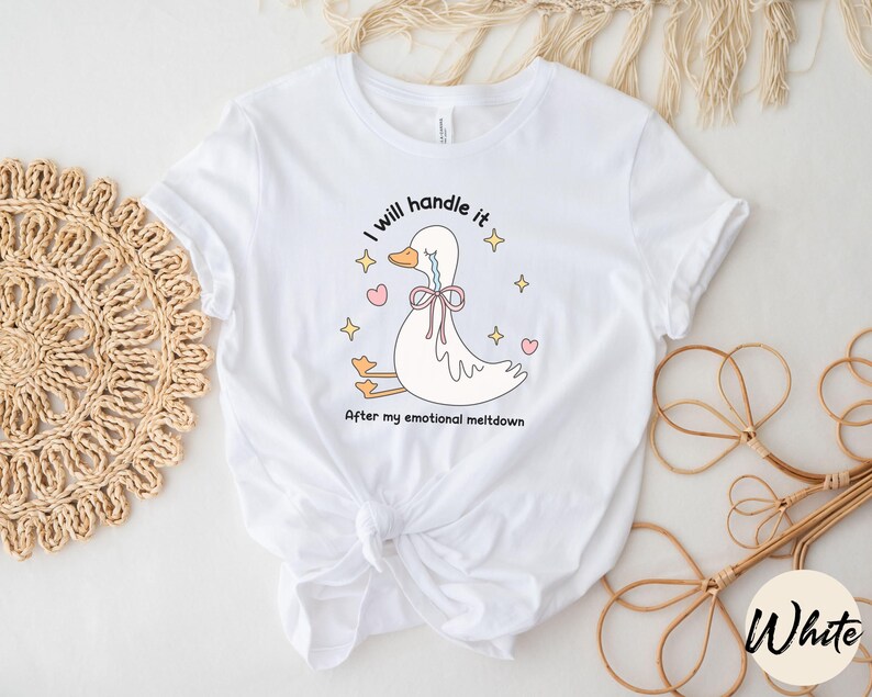 Puede incluir: Camiseta blanca con una ilustraci&oacute;n de dibujos animados de un pato llorando con el texto "Lo manejar&eacute; despu&eacute;s de mi crisis emocional."