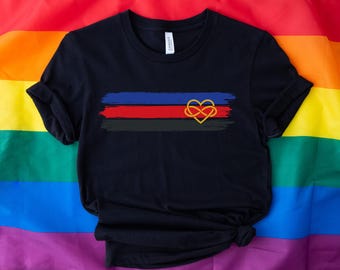 Chemise drapeau grunge grunge, T-shirt fierté polyamoureuse, cadeau pour groupe Polyam, vêtements LGBTQ, vêtements LGBT Brushstroke