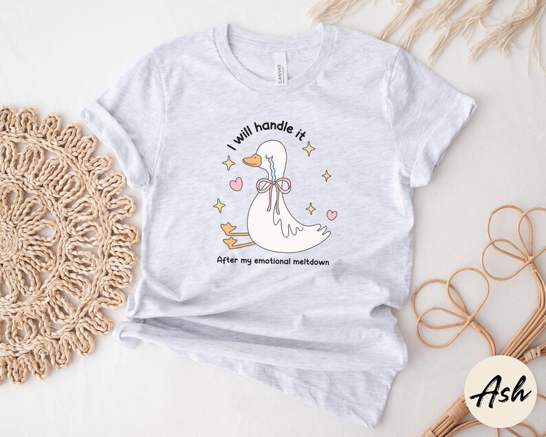 Puede incluir: Una camiseta blanca con un ganso de dibujos animados llorando y el texto "Lo manejar&eacute; despu&eacute;s de mi crisis emocional".
