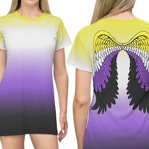 Może przedstawiać: Koszulka w kolorze żółtym, białym, fioletowym i czarnym z ombre z parą skrzydeł na plecach. Skrzydła są żółte, białe, fioletowe i czarne i mają wzór piór.