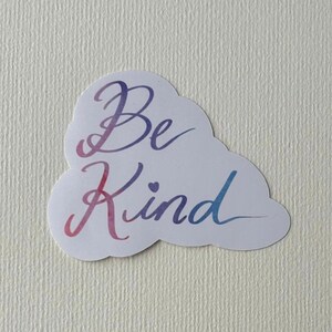 Adesivo fustellato "Be Kind" - Adesivo fustellato "Be Kind Script" - Adesivo grande "Be Kind" - Adesivo per gentilezza - Adesivo per laptop - Adesivo per quaderno -