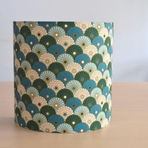 Lampada da parete in cotone stampato giapponese con piccoli ombrelloni turchesi e verdi, lampada da parete in tessuto di cotone a ventaglio verde e turchese