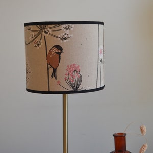 Abat-jour rond tissu fleurs et oiseau rouge-gorge effet lin, lampe à poser imprimé oiseau, suspension, abat jour tissu, luminaire tissu image 3