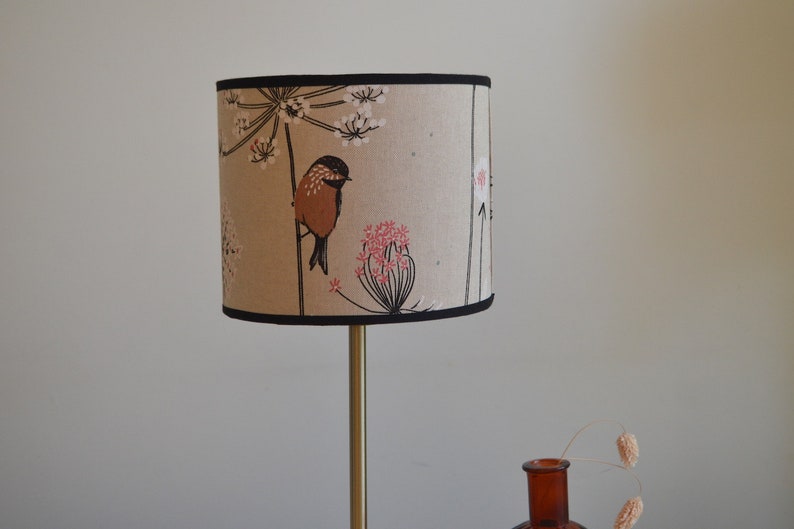 Abat-jour rond tissu fleurs et oiseau rouge-gorge effet lin, lampe à poser imprimé oiseau, suspension, abat jour tissu, luminaire tissu image 3