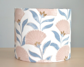 Abat-jour tissu coton blanc fleur rose et bleu, lampe à poser imprimé tissu fleuri rose et bleu, suspension, luminaire fleur blanc, rose