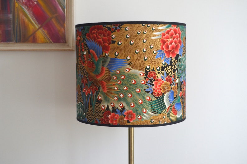 Abat-jour rond tissu japonais motif paon, lampe à poser motif japonais oiseau paon, lampe de table et lampadaire, luminaire tissu japonais image 5