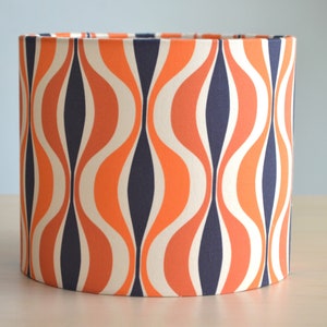 Abat-jour tissu coton imprimé rétro orange et bleu, lampe à poser motif rétro vintage, suspension salon, plafonnier, luminaire coton rétro image 1