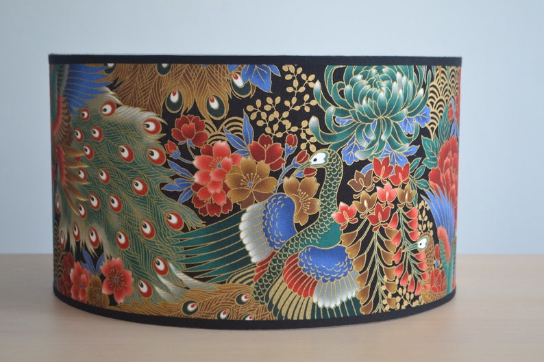 Abat-jour rond tissu japonais motif paon, lampe à poser motif japonais oiseau paon, lampe de table et lampadaire, luminaire tissu japonais image 1