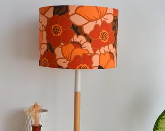 Abat-jour tissu coton maxi fleurs vintage orange ,lampe à poser imprimé tissu fleur rétro , suspension motif seventies, luminaire,