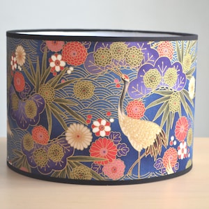 Pantalla redonda de tela japonesa en azul y dorado con un pájaro grulla y una flor multicolor, lámpara de mesa japonesa, lámpara de mesa y de pie, lámpara colgante