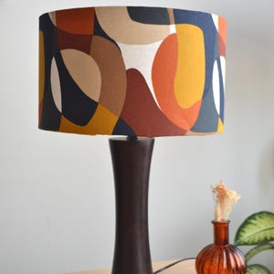 Abstracte print op een terracotta katoenen lampenkap, veelkleurige tafellamp, hanglamp voor de woonkamer, plafondlamp, veelkleurige katoenen lamp.