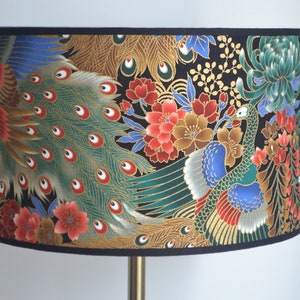 Abat-jour rond tissu japonais motif paon, lampe à poser motif japonais oiseau paon, lampe de table et lampadaire, luminaire tissu japonais image 3