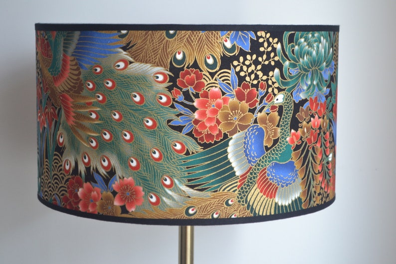 Abat-jour rond tissu japonais motif paon, lampe à poser motif japonais oiseau paon, lampe de table et lampadaire, luminaire tissu japonais image 3