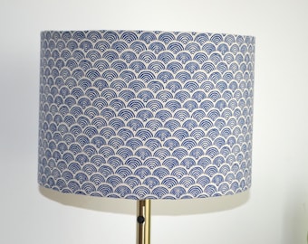 Round lampshade in ecru cotton fabric with a blue Japanese pattern, lampshade for a table lamp with a blue Japanese wave pattern, pendant light, blue pendant light