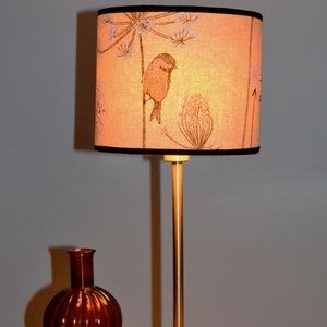 Abat-jour rond tissu fleurs et oiseau rouge-gorge effet lin, lampe à poser imprimé oiseau, suspension, abat jour tissu, luminaire tissu image 5