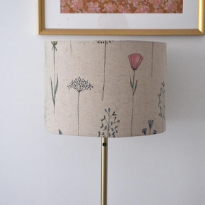 Paralume rotondo in tessuto di cotone effetto lino e delicato motivo floreale, lampada da tavolo con stampa floreale, lampada a sospensione, lampadario in tessuto floreale
