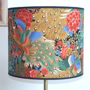 Abat-jour rond tissu japonais motif paon, lampe à poser motif japonais oiseau paon, lampe de table et lampadaire, luminaire tissu japonais image 2