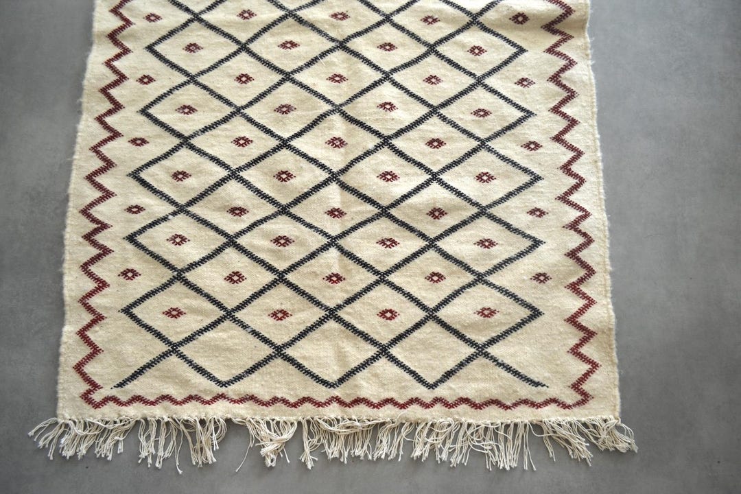 Tapis Kilim Rouge Fait Main - Motifs Berbères Authentiques