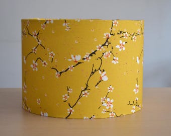Lampenschirm aus gelbem Baumwollstoff mit Kirschblüten, Tischlampe mit gelbem Blumenstoffdruck, Pendelleuchte, gelbe Blumenleuchte