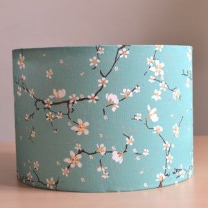 Paralume in tessuto di cotone fiori di ciliegio blu, lampada da tavolo stampata in tessuto floreale blu, sospensione, lampada a fiori blu