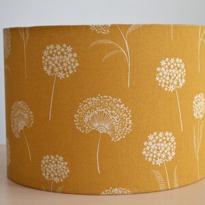 Abat-jour rond tissu moutarde jaune motif fleur pissenlit, lampe à poser imprimé fleurs, suspension, abat jour tissu, luminaire tissu fleurs