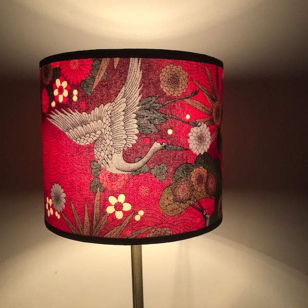 Abat-jour rond tissu japonais rouge, rose fuschia, argent et vert motif oiseau grue et fleurs, lampe à poser, lampadaire, plafonnier