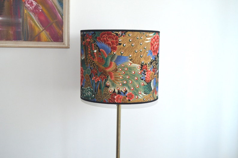 Abat-jour rond tissu japonais motif paon, lampe à poser motif japonais oiseau paon, lampe de table et lampadaire, luminaire tissu japonais image 6