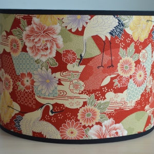 Abat-jour rond tissu coton japonais rouge grues, fleurs et éventail, lampe à poser japonais, plafonnier lampadaire tissu japonais coton