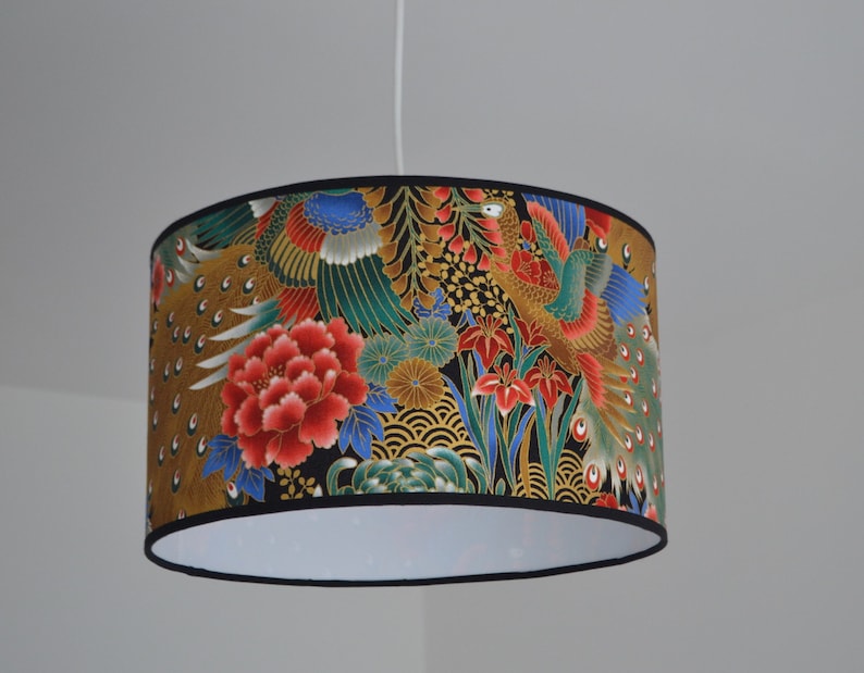 Abat-jour rond tissu japonais motif paon, lampe à poser motif japonais oiseau paon, lampe de table et lampadaire, luminaire tissu japonais image 8