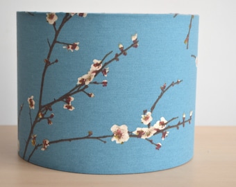 Abat-jour tissu coton motif japonais bleu fleur,  abat-jour tissu coton inspiration japonaise fleur Sakura bleu, luminaire bleu