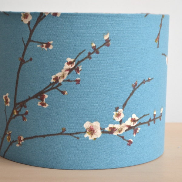 Abat-jour tissu coton motif japonais bleu fleur,  abat-jour tissu coton inspiration japonaise fleur Sakura bleu, luminaire bleu