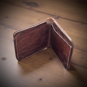 Handgefertigte Brieftasche aus Kuhfell Leder, BiFold, Dicke Körner Echtleder Geschenk für ihn