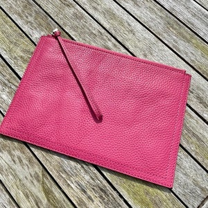 Bolsas de cuero con muñequera y forro de algodón con bolsillo interior con cremallera y compartimentos para teléfono.