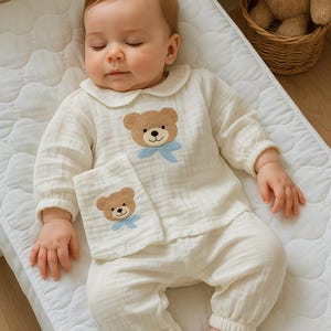 Muslin Baby Romper & Bonnet Set – 2-Piece Organic Cotton Gift with Embroidered Bear