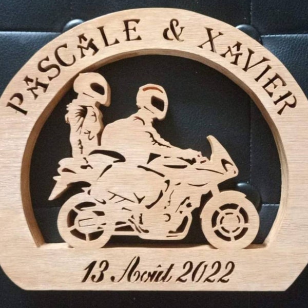 Couple et moto en bois avec prénoms