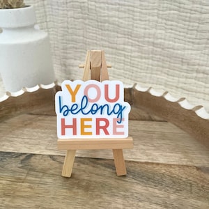 Usted pertenece aquí pegatina / pegatinas para portátiles, pegatinas de botellas de agua, pegatinas impermeables, pegatinas motivacionales