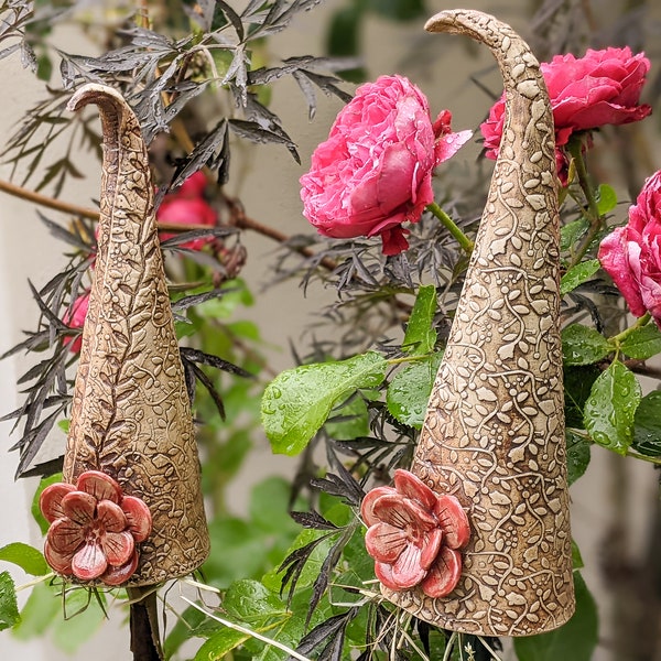 Käfer-Zipfel aus Keramik mit roter Blüte, Insektenhotel, Gartenkeramik