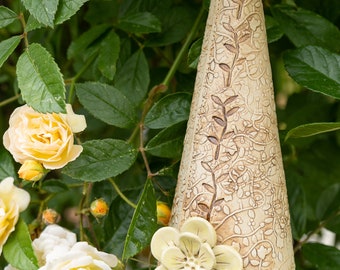 Käfer-Zipfel aus Keramik mit gelber Blüte, Insektenhotel, Gartenkeramik