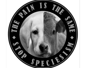Puede incluir: Imagen en blanco y negro de la cabeza de un perro y una vaca, lado a lado, con el texto "The pain is the same - Stop Speciesism" en un círculo alrededor de ellos.