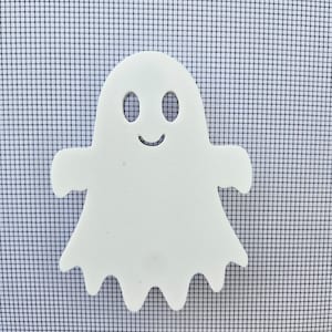 Puede incluir: Un recorte de fantasma blanco con una cara sonriente y dos ojos. El fantasma está sobre un fondo de cuadrícula blanco y negro.
