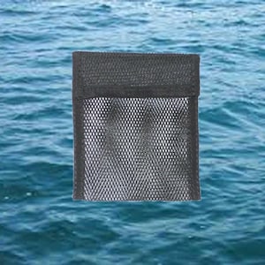 Puede incluir: Una pequeña bolsa de malla negra con una solapa superior negra sólida. La bolsa flota en agua azul.