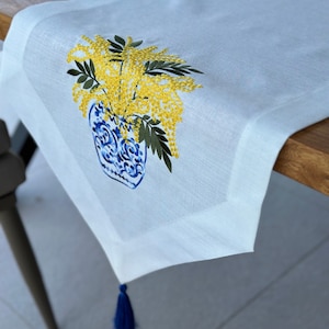 Broderad bordslöpare: Vitt linne med mimosablommönster